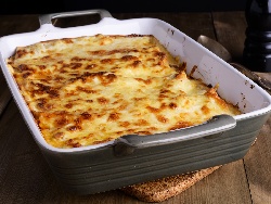Лазаня от готови кори със спанак, пилешки пържоли, шунка, топено сирене и сос Бешамел - снимка на рецептата Лазаня от готови кори със спанак, пилешки пържоли, шунка, топено сирене и сос Бешамел - снимка на рецептата